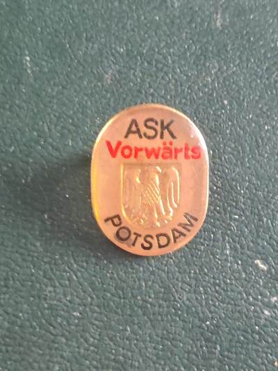 荷兰第127期勋赏拍卖 - 民主德国ASK波茨坦证章