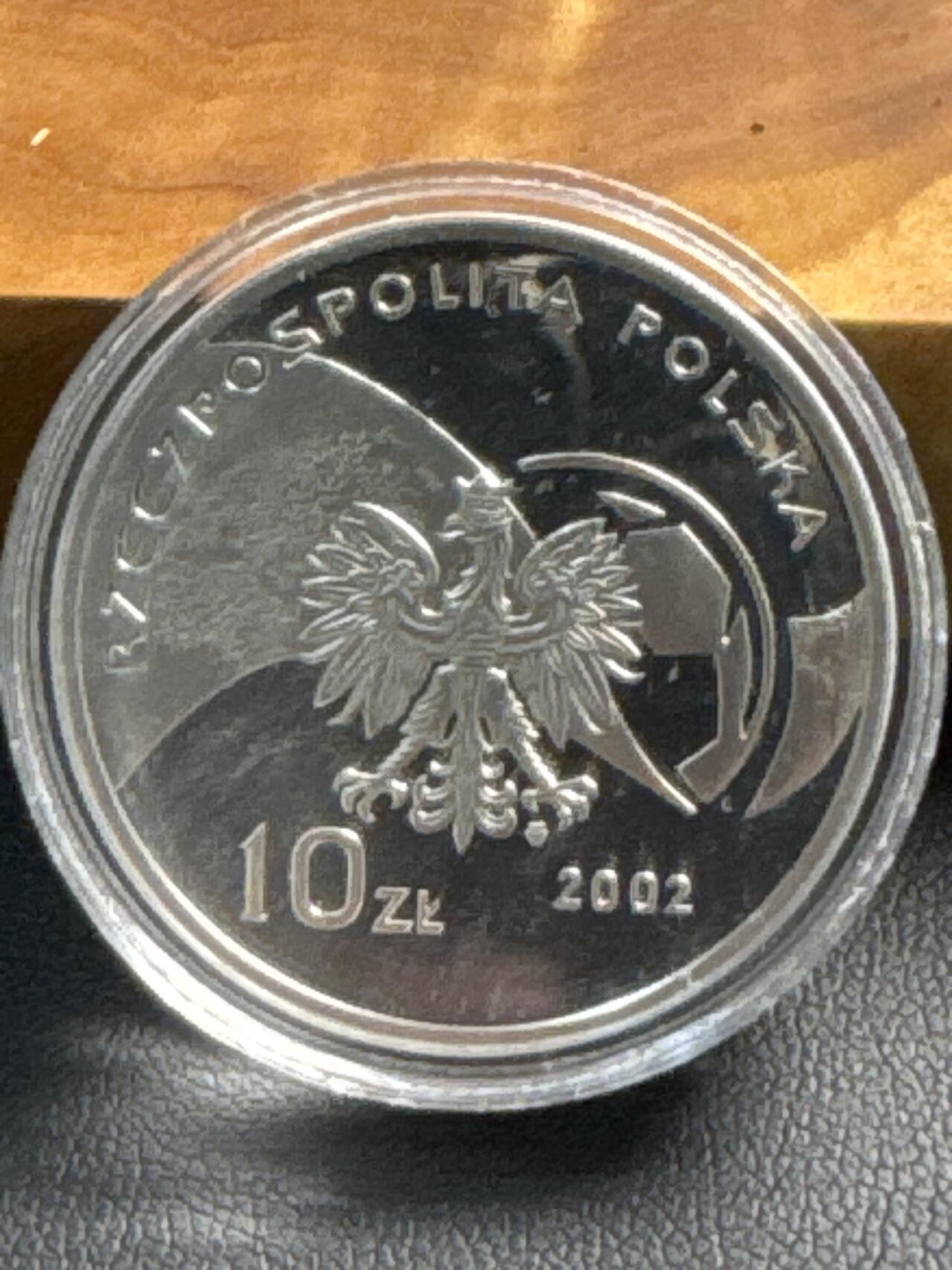 ❤️【币观天下】❤️ 第329期钱币拍卖- 2025.10.31周五晚上6点半场-长期征集拍品 原厂塑料圆盒（出厂无其他包装和证书）波兰2002年韩国-日本足球世界杯精制纪念银币925银/重14.14克/直径32毫米