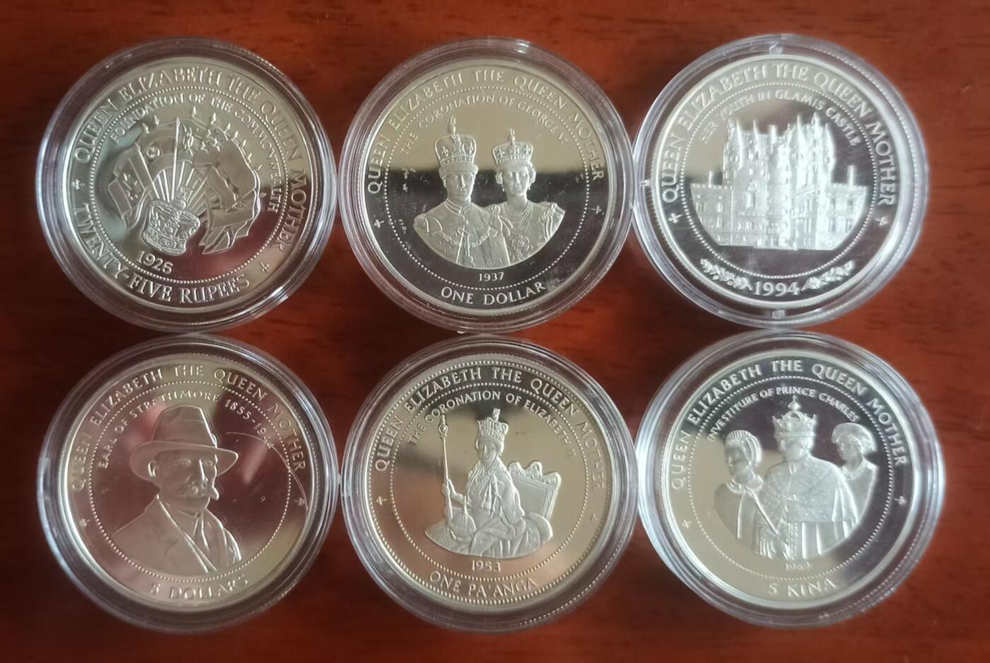 ❤️【币观天下】❤️ 第329期钱币拍卖- 2025.10.31周五晚上6点半场-长期征集拍品 1994--1999英联邦皇太后生平系列，展现了皇太后生平中重大历史时刻，皇太后幼年生活、爱八退位、乔六逝世、女王加冕、英联邦成立等 除斐济为20克外其余都是28.28克的大银币，蓝色托盘仅供展示