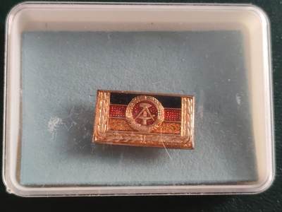 荷兰第127期勋赏拍卖 - 民主德国集体劳动荣誉五次获得 带原盒