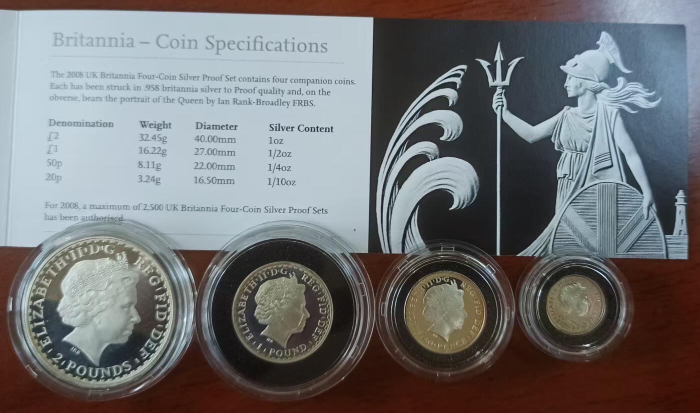 ❤️【币观天下】❤️ 第329期钱币拍卖- 2025.10.31周五晚上6点半场-长期征集拍品 英国2008年不列颠女神系列银币 英国自1997年开始发行不列颠女神系列盒装银币，规格统一，四枚一套自成系列。成色.958银，四枚的重量为32.454克、16.227克、8.114克、3.246克，即一盎司、半盎司、1/4盎司和1/10盎司。面值则为两镑、一镑、五十便士和二十便士。此套为该系列的第七套。图案设计为持三叉戟扶盾矗立在海边的女神站像。能在仅仅3克多的币面上将不列颠女神展现得纤毫毕现，不