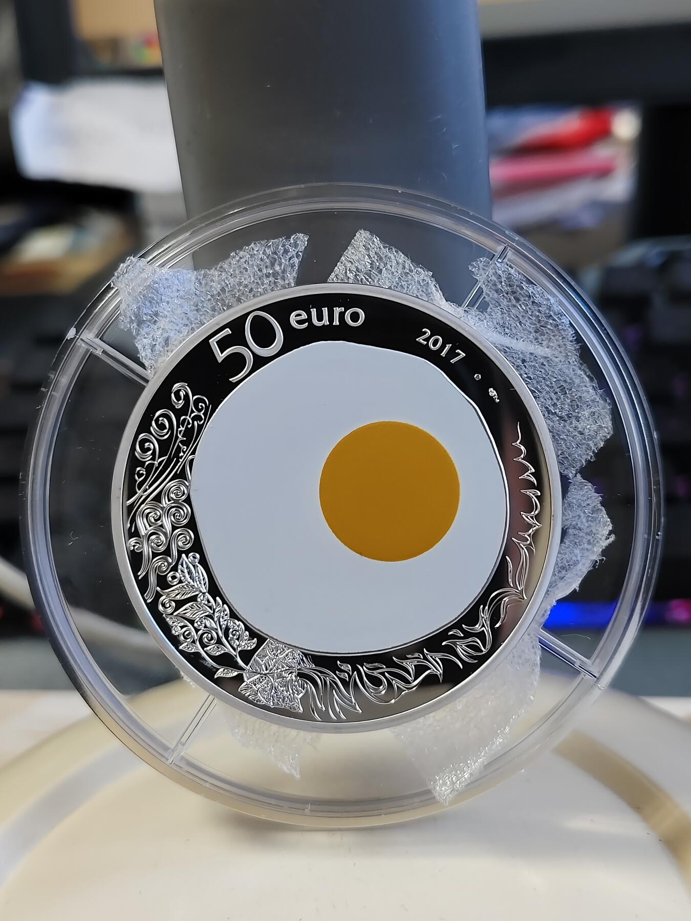 第180期拍卖【长期征集拍品】【北京币展专场】 获奖法国2017年米其林季萨瓦餐厅的鸡蛋5盎司银币，950银，发行500枚