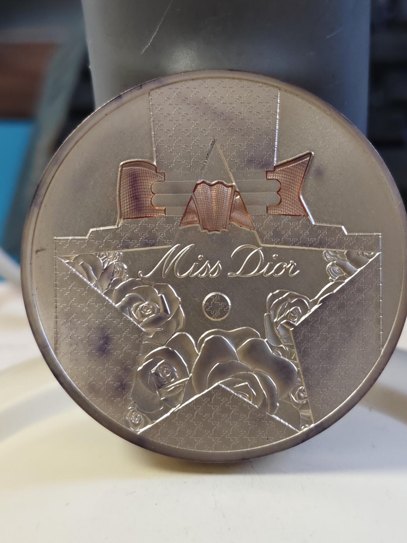 第180期拍卖【长期征集拍品】【北京币展专场】 法国2021年法兰西瑰宝系列迪奥105克镀金纪念银章，950银，发行888枚，有氧化