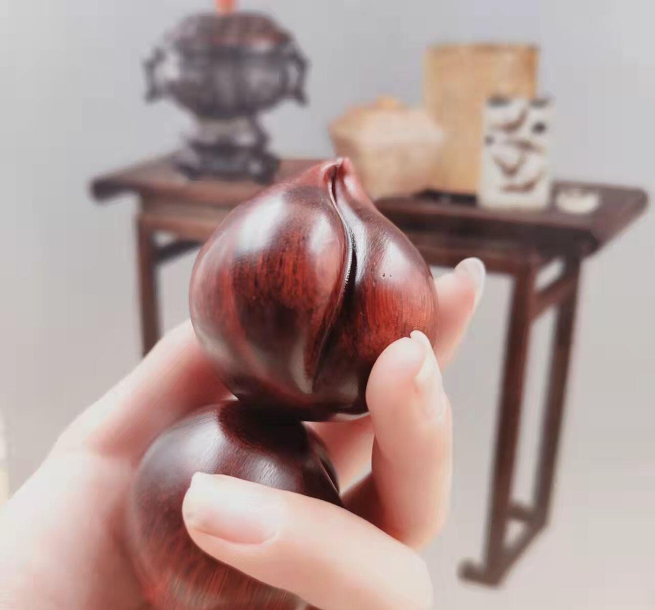 听雨轩（12） 红酸枝木寿桃手球一对  直径4厘米 实木原木原色