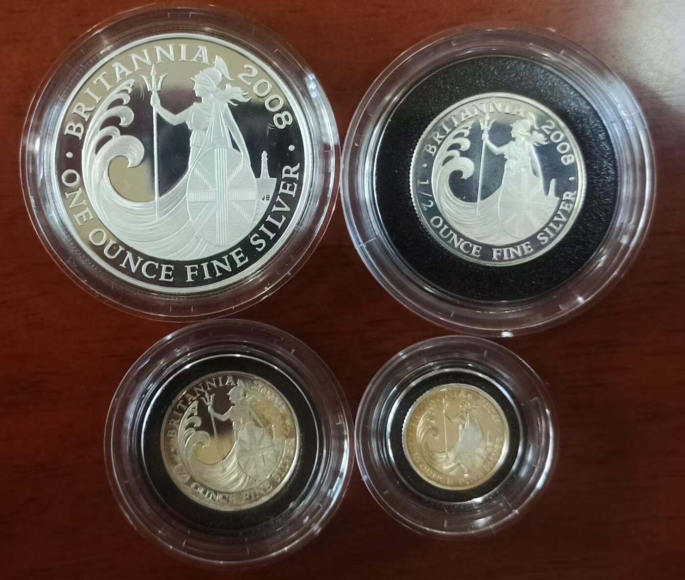 ❤️【币观天下】❤️ 第329期钱币拍卖- 2025.10.31周五晚上6点半场-长期征集拍品 英国2008年不列颠女神系列银币 英国自1997年开始发行不列颠女神系列盒装银币，规格统一，四枚一套自成系列。成色.958银，四枚的重量为32.454克、16.227克、8.114克、3.246克，即一盎司、半盎司、1/4盎司和1/10盎司。面值则为两镑、一镑、五十便士和二十便士。此套为该系列的第七套。图案设计为持三叉戟扶盾矗立在海边的女神站像。能在仅仅3克多的币面上将不列颠女神展现得纤毫毕现，不