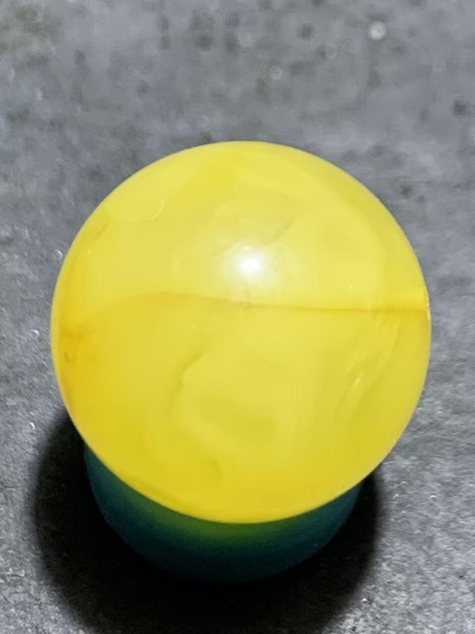 天然乌克兰原矿蜜蜡通货圆珠一颗。