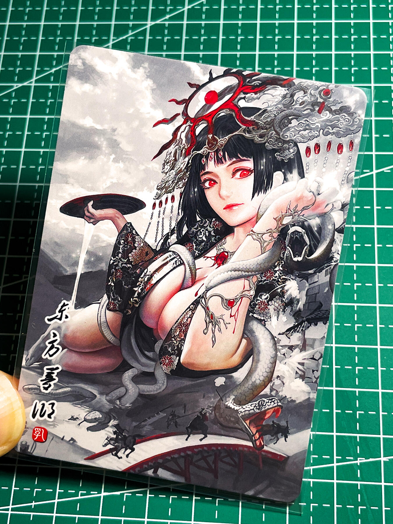 显眼宝35期 佣金1起 10月29日晚20:30截拍  驴歪歪 一周年纪念特卡  八岐大蛇 折光彩闪一张  63* 88