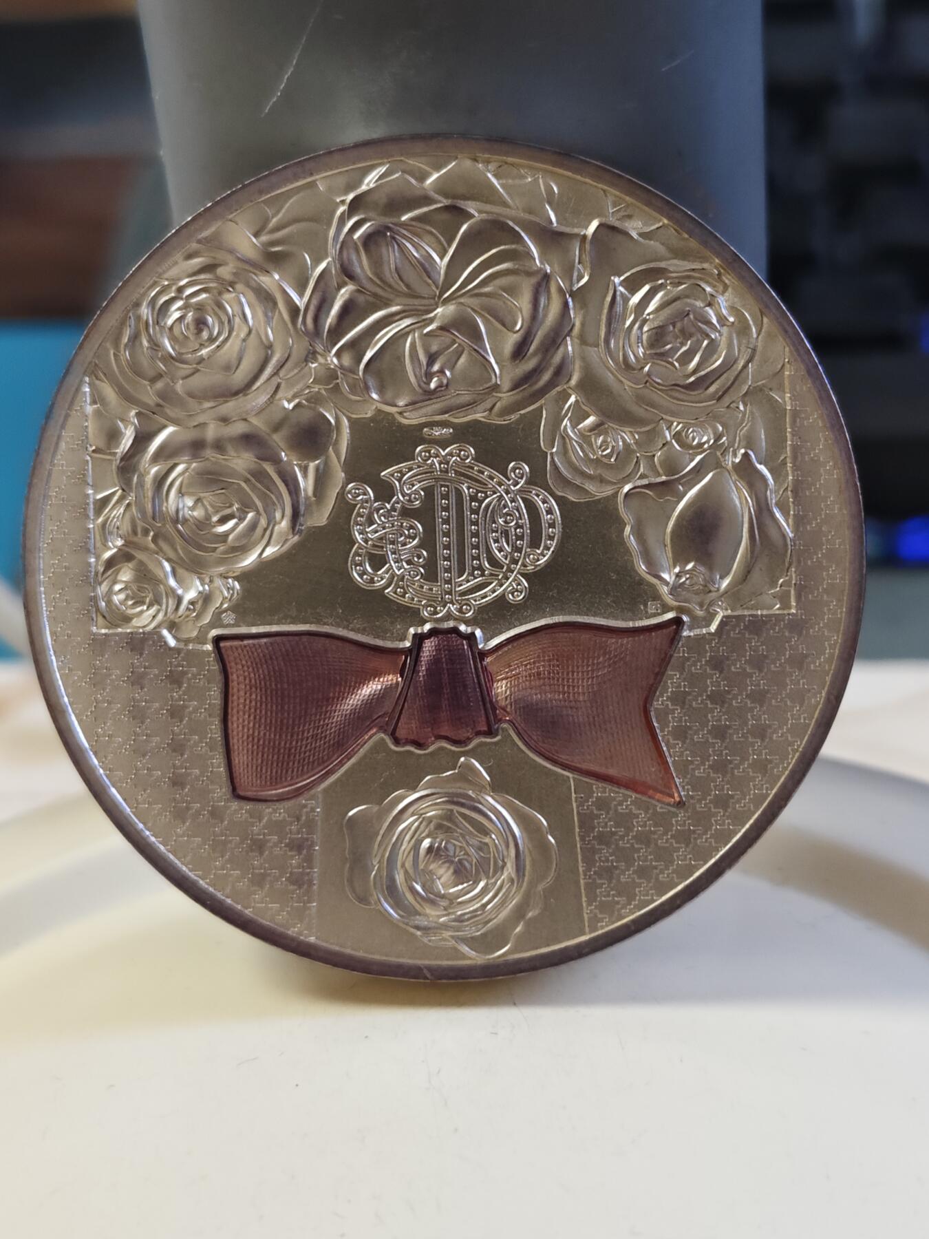 第180期拍卖【长期征集拍品】【北京币展专场】 法国2021年法兰西瑰宝系列迪奥105克镀金纪念银章，950银，发行888枚，有氧化