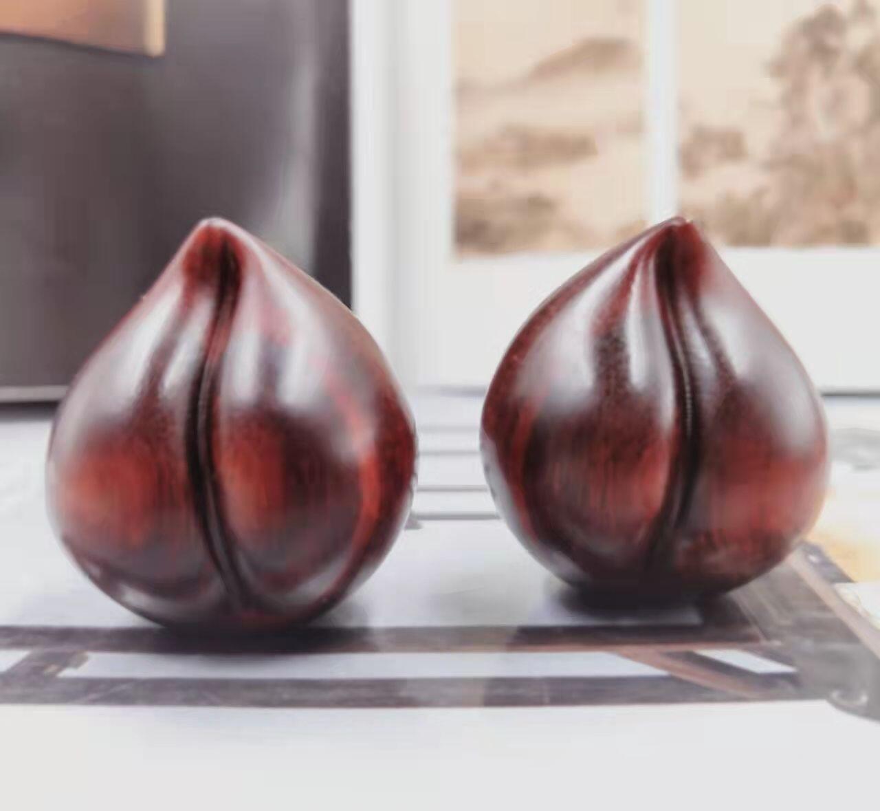 听雨轩（12） 红酸枝木寿桃手球一对  直径4厘米 实木原木原色