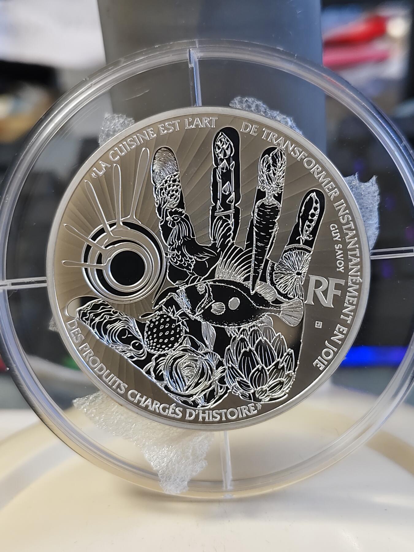 第180期拍卖【长期征集拍品】【北京币展专场】 获奖法国2017年米其林季萨瓦餐厅的鸡蛋5盎司银币，950银，发行500枚