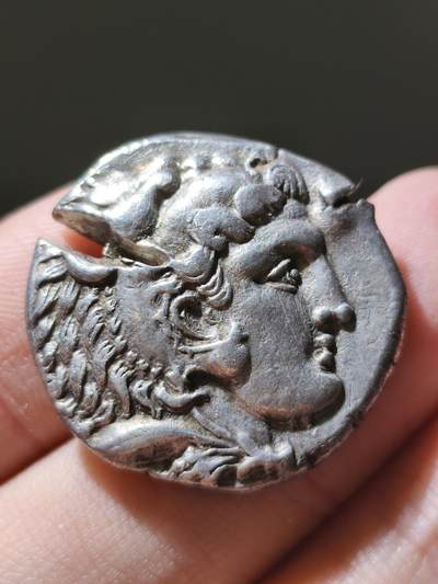 星盘世界钱币十一月五日古典币专场 - 古希腊 大力神四德拉克马银币 在世-后期版 16.3g 有两道验银槽 但是不影响主体 整体风格很好（开脸很帅） 在在世版中比较难得