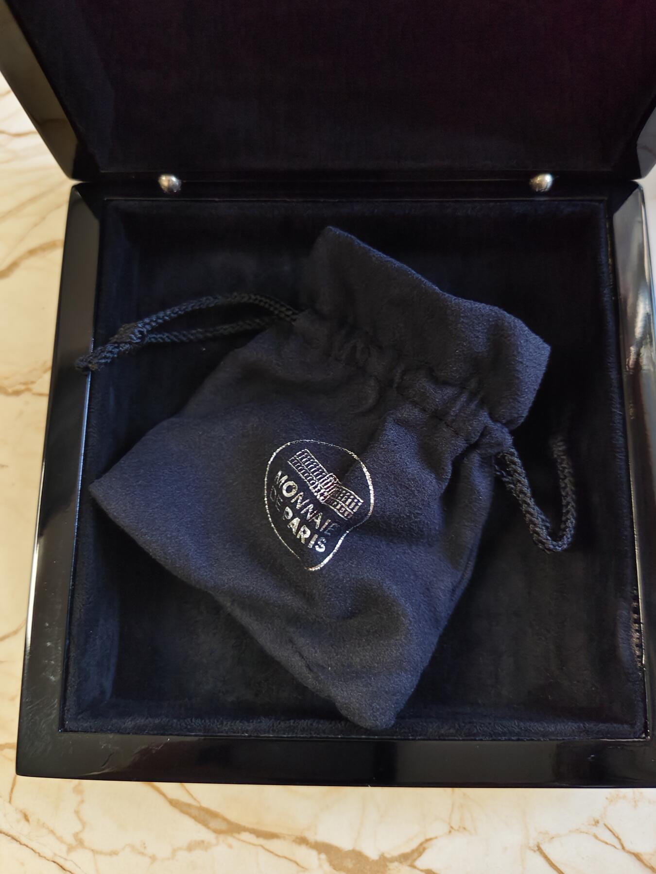 第180期拍卖【长期征集拍品】【北京币展专场】 法国2021年法兰西瑰宝系列迪奥105克镀金纪念银章，950银，发行888枚，有氧化