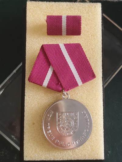 荷兰第127期勋赏拍卖 - 民主德国银级民防忠诚服务奖章 带原盒略