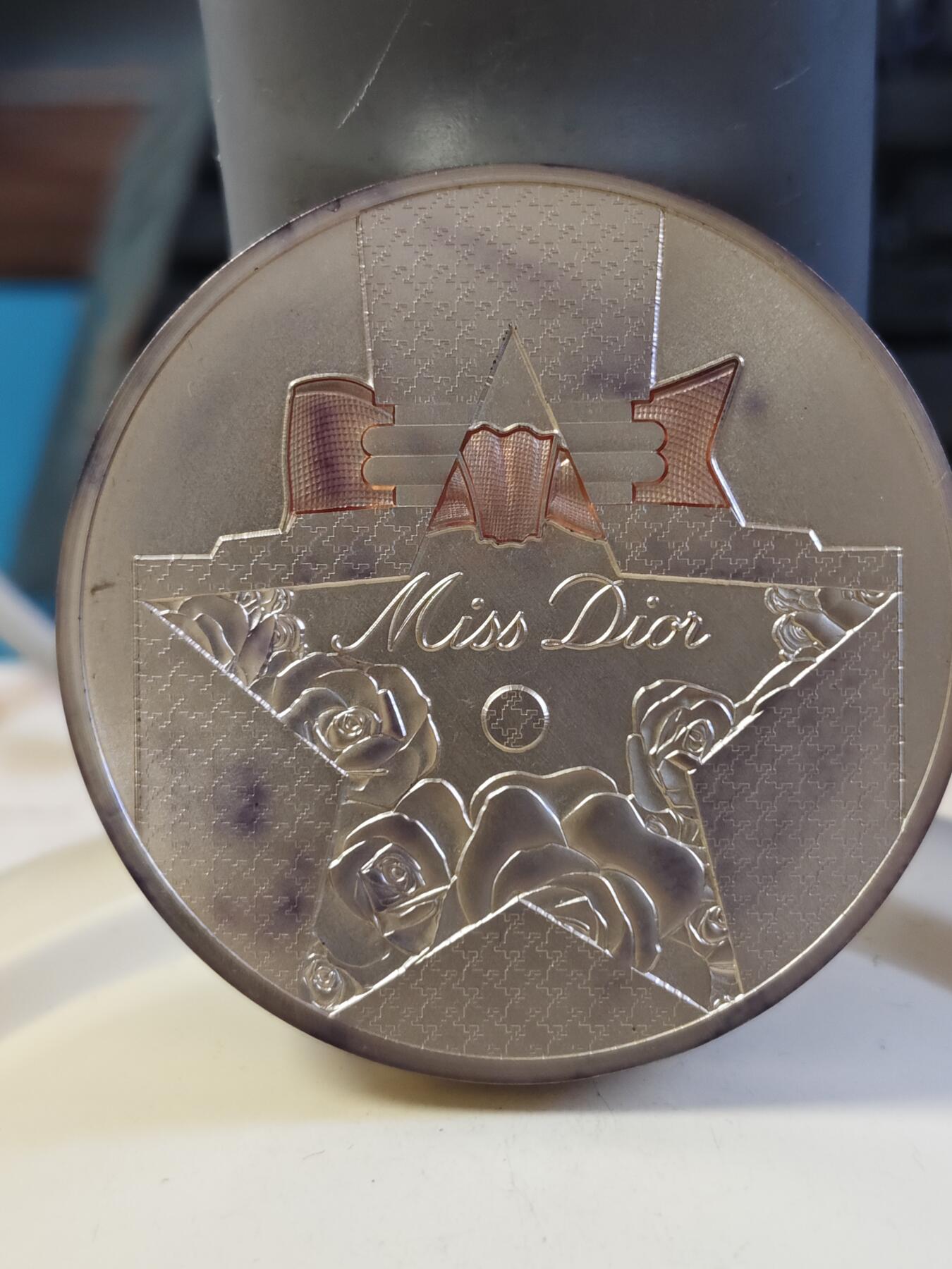 第180期拍卖【长期征集拍品】【北京币展专场】 法国2021年法兰西瑰宝系列迪奥105克镀金纪念银章，950银，发行888枚，有氧化