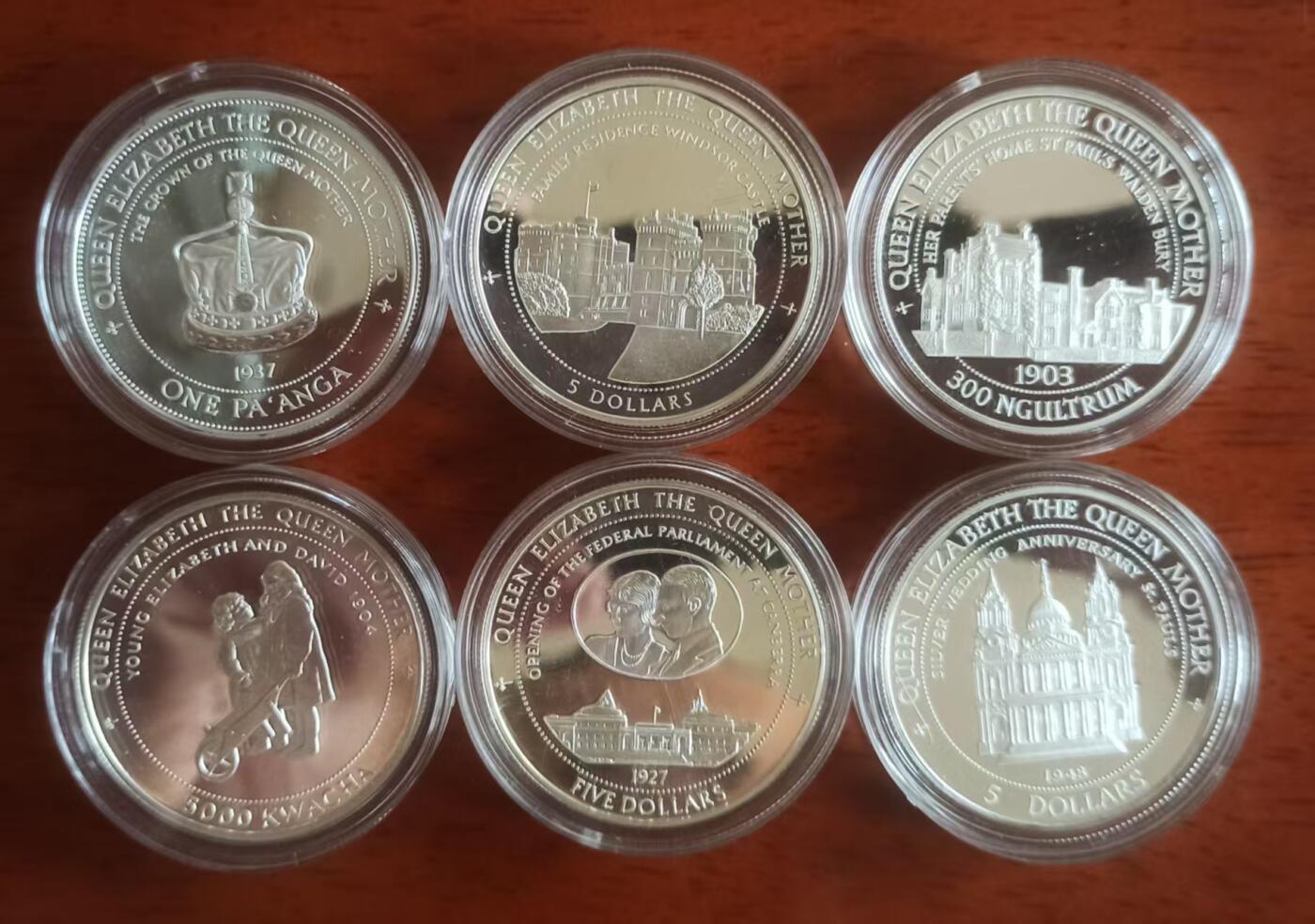 ❤️【币观天下】❤️ 第329期钱币拍卖- 2025.10.31周五晚上6点半场-长期征集拍品 1994--1999英联邦皇太后生平系列，展现了皇太后生平中重大历史时刻，皇太后幼年生活、生活过的城堡、迎接皇室新成员等。全是28.28克的大银币蓝色托盘仅供展示