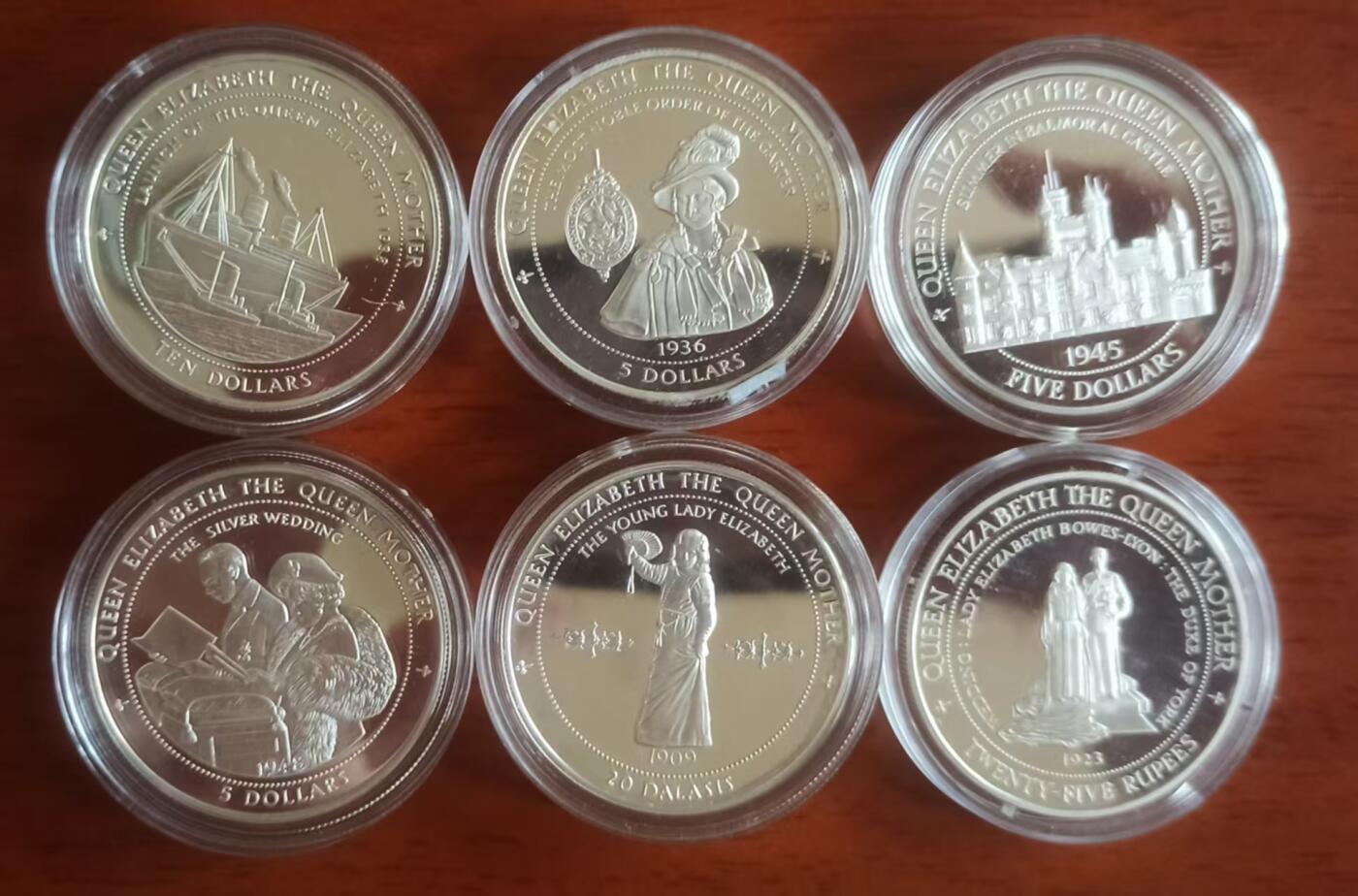 ❤️【币观天下】❤️ 第329期钱币拍卖- 2025.10.31周五晚上6点半场-长期征集拍品 1994--1999英联邦皇太后生平系列，展现了皇太后生平中重大历史时刻，皇太后幼年生活、与乔六婚姻瞬间、三王之年等。全是28.28克的大银币蓝色托盘仅供展示