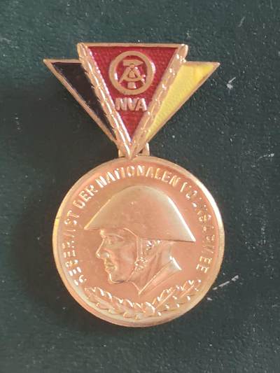 荷兰第127期勋赏拍卖 - 民主德国金级人民军预备役服役奖章