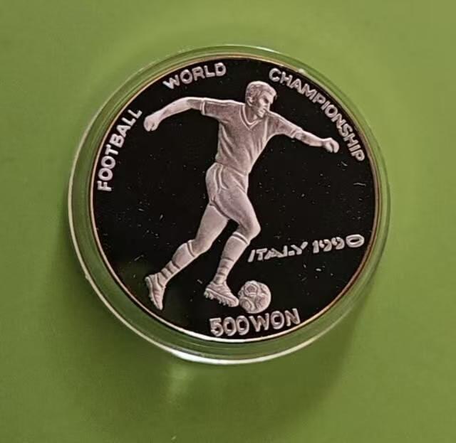 ❤️【币观天下】❤️ 第329期钱币拍卖- 2025.10.31周五晚上6点半场-长期征集拍品 朝鲜1988年意大利世界杯银币，有氧化。