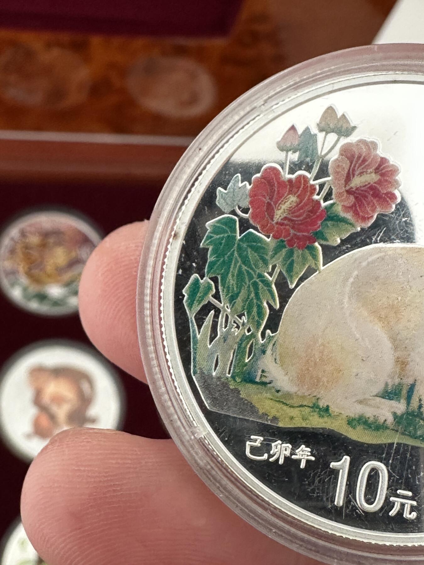 《外钞收藏家》第五百七十八期（热门品种好货场）（本平台长期征集拍品、欢迎藏友们联系合作） 中国金币总公司 彩色生肖银币大全套 12枚一起 每一枚都是1盎司纯银 带证书 个别有小瑕疵