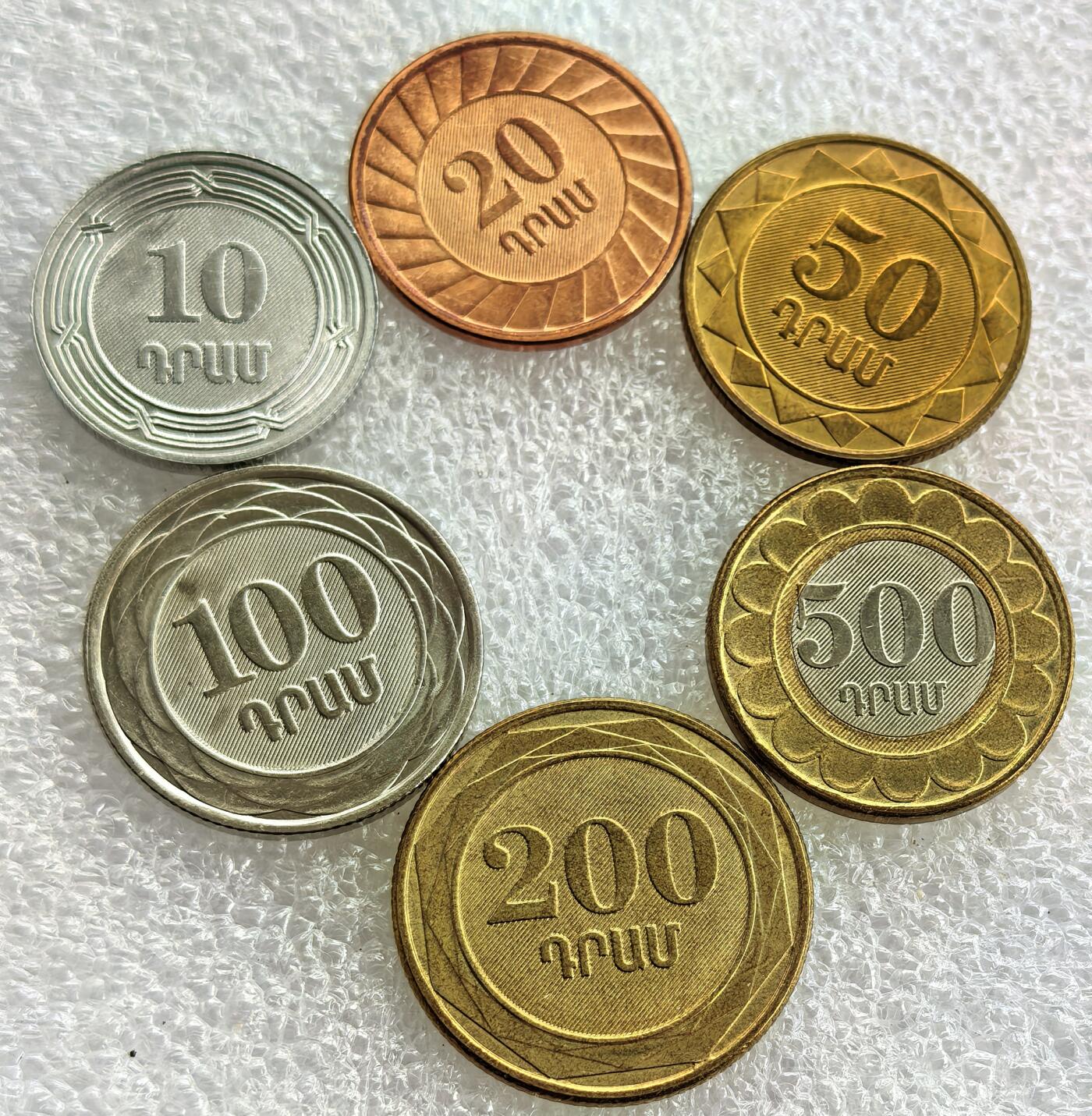 埃及、德属东非、匈牙利、葡萄牙、沙俄古银币古铜币，周五晚上九点倒数截拍，满百包邮，可寄存半年，喜欢朋友微信扫描二维码可直接参拍 亚美尼亚2003-2004年全新6枚套币