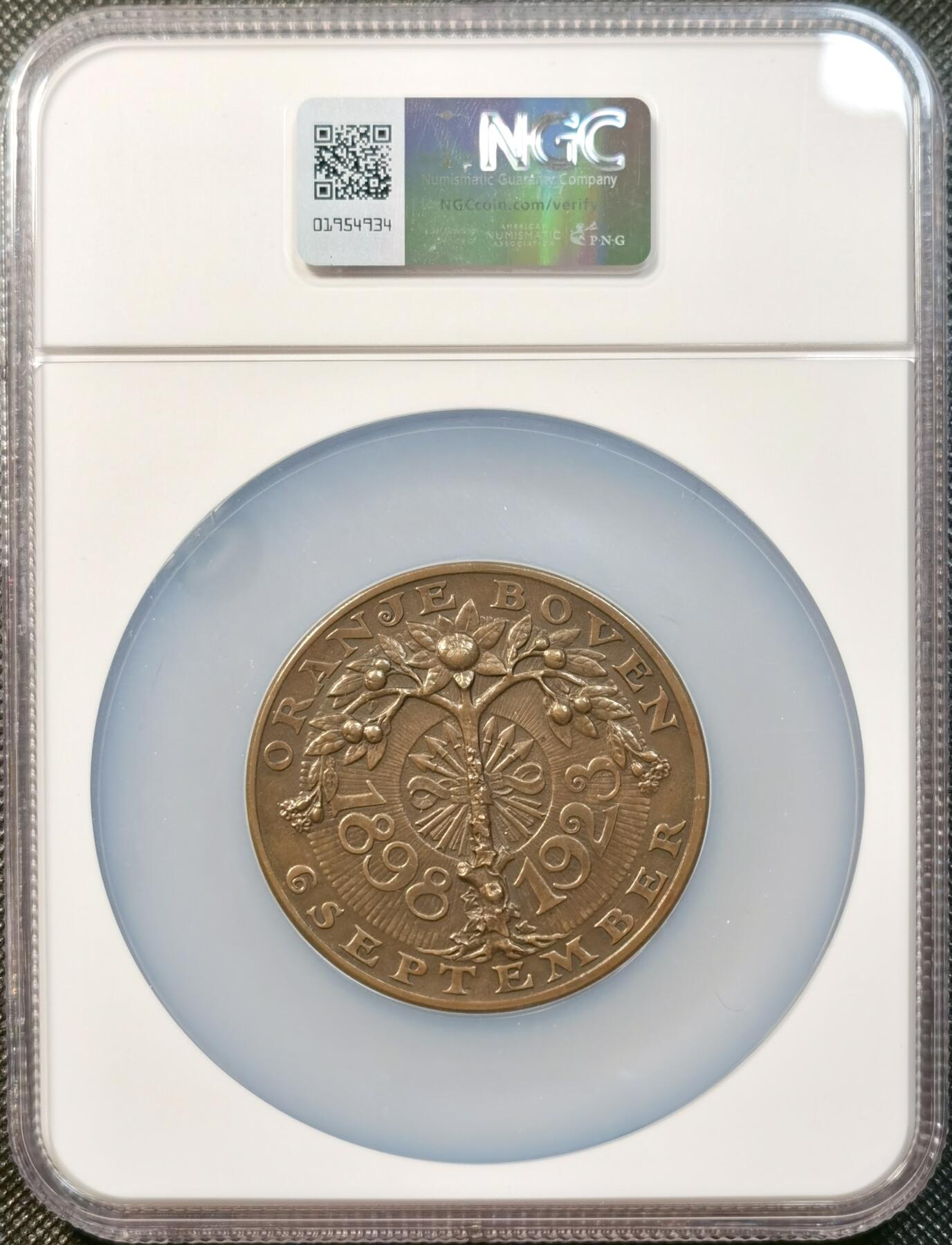 甄臻铺-世界币章拍卖（第37期），送拍享返佣金等优惠多多 NGC-MS64BN荷兰1923年荷兰威廉敏娜女王登基25周年纪念大铜章 60mm 巧克力包浆 背面图案十分精美