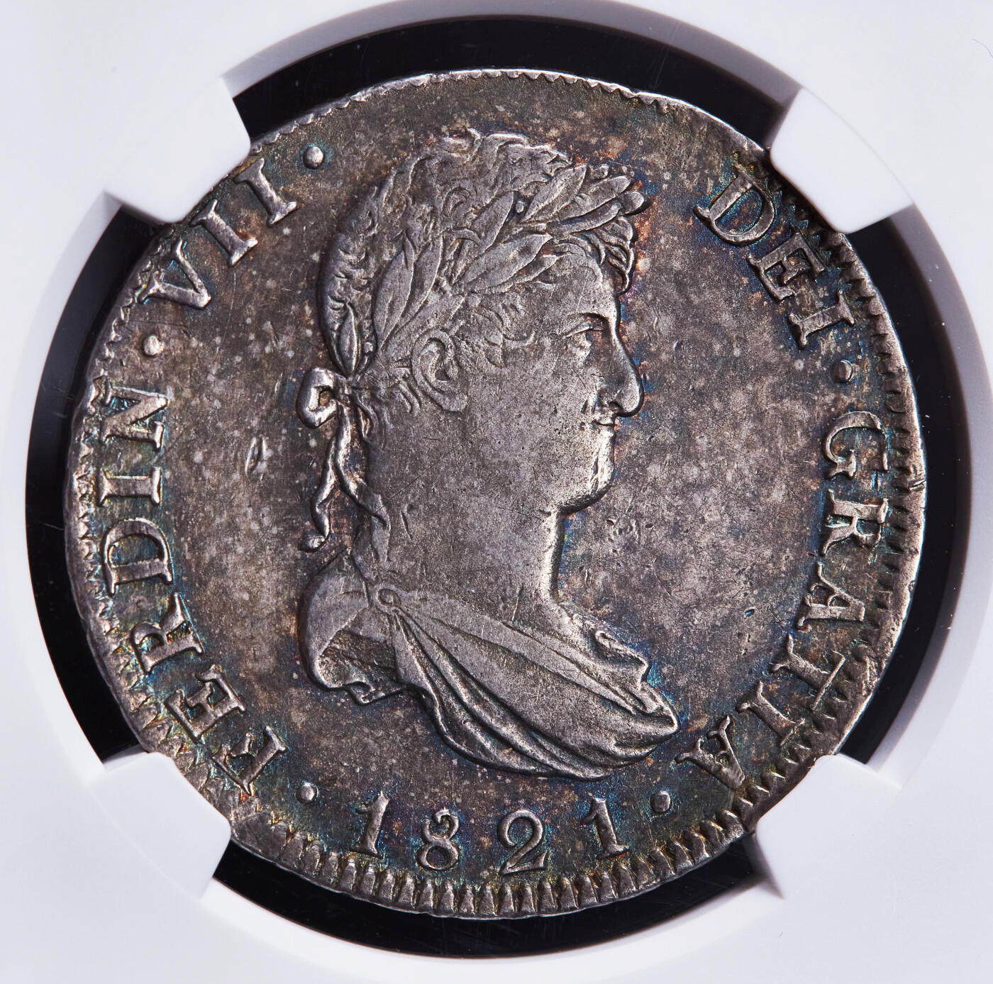 【俄甄集藏】2025年(044)11-12星期三晚 19:30 全场包邮 西属墨西哥1821年费尔南多七世JJ版8里亚尔双柱大银币，NGC AUD，五彩酱彩老包浆，细节深打，原光品相，疑似错杀，状态难得