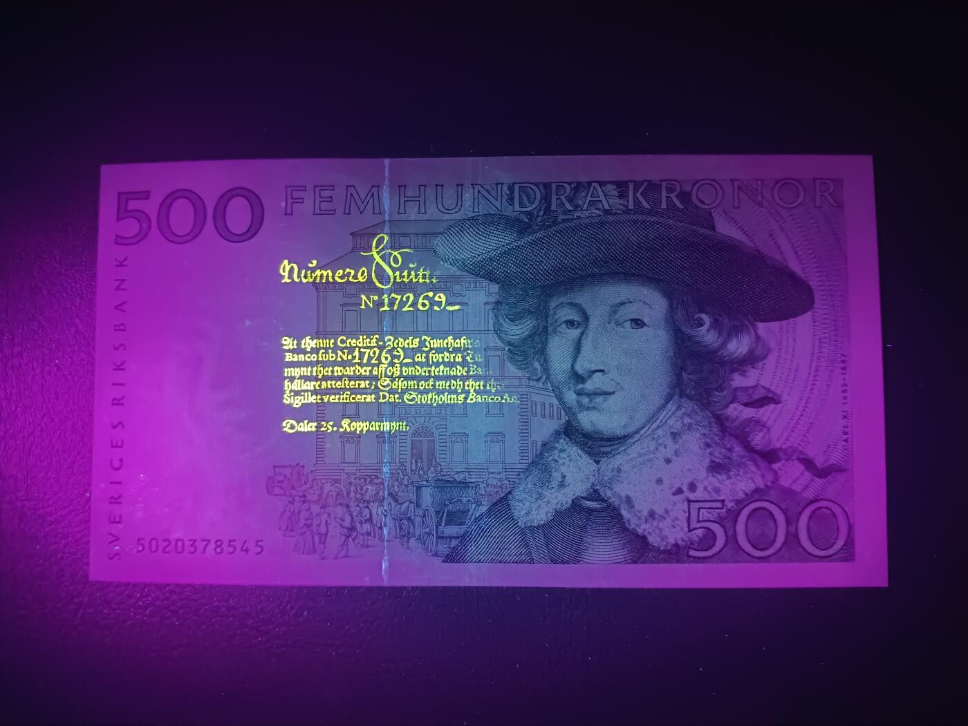 2025十一月第一期，总199期 瑞典1985年500克朗UNC-，卡尔十一世国王和数学家波尔赫姆，稀有的发行首年份蓝色版本，和后期常见的红色版本做区分，也就是瑞典经典品种之一的“蓝卡尔”