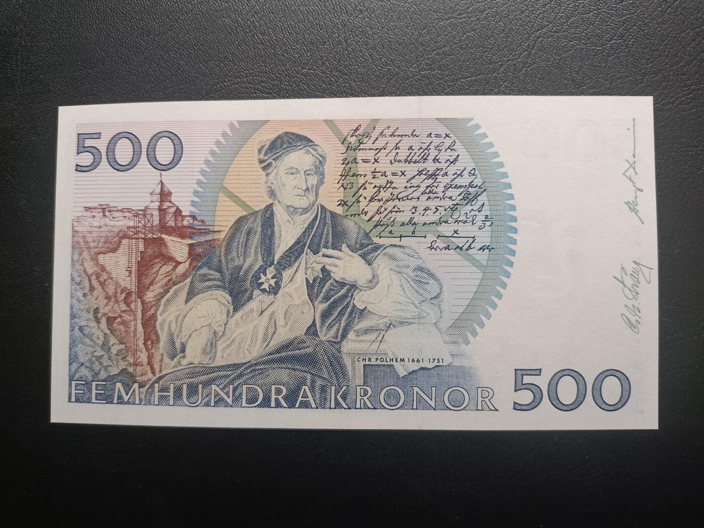 2025十一月第一期，总199期 瑞典1985年500克朗UNC-，卡尔十一世国王和数学家波尔赫姆，稀有的发行首年份蓝色版本，和后期常见的红色版本做区分，也就是瑞典经典品种之一的“蓝卡尔”