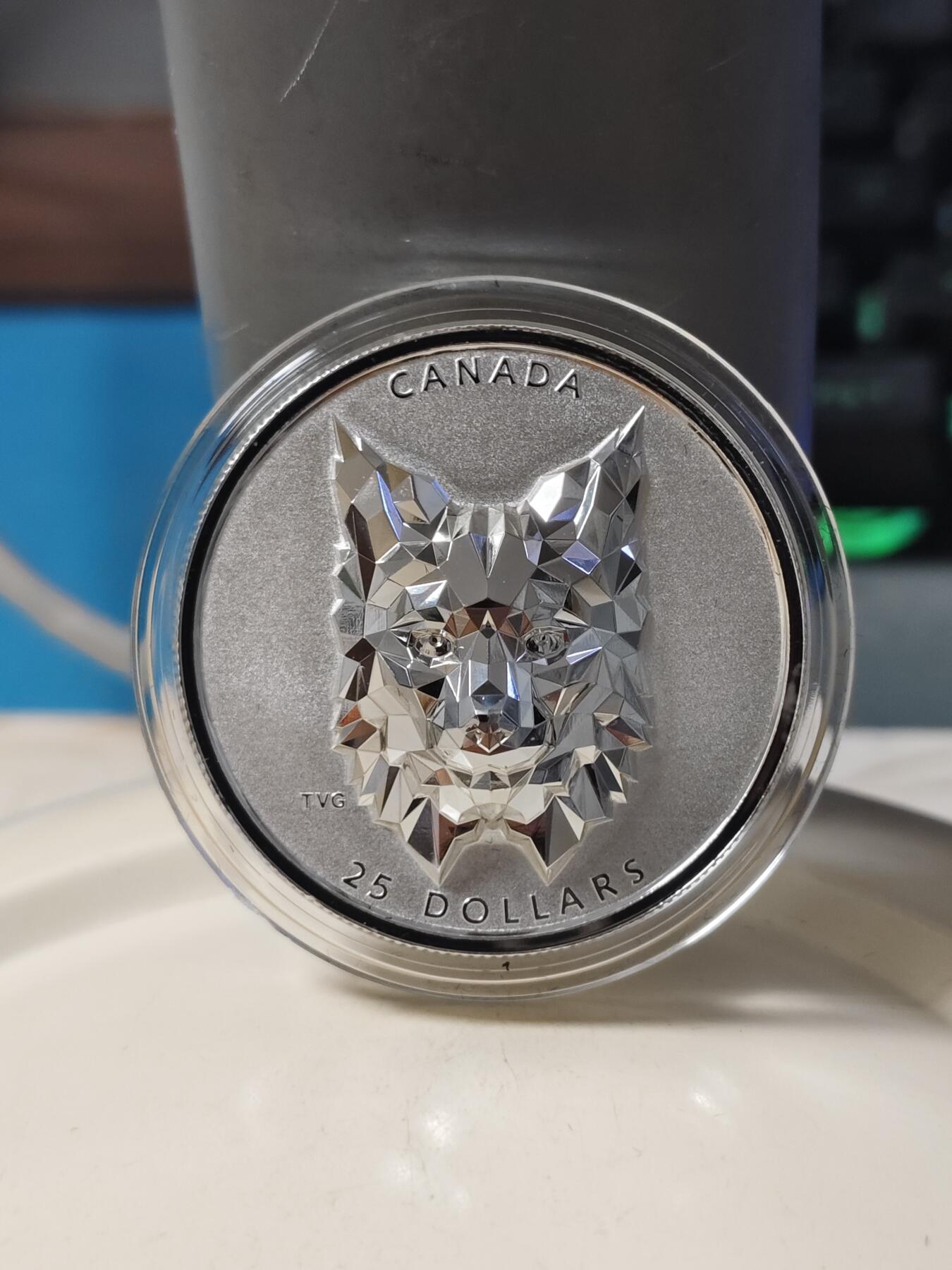 第180期拍卖【长期征集拍品】【北京币展专场】 加拿大2020年多边立体高浮雕动物系列猞猁1盎司纪念银币，9999银，发行2500枚，女王面G字母下面有点擦伤，边齿氧化