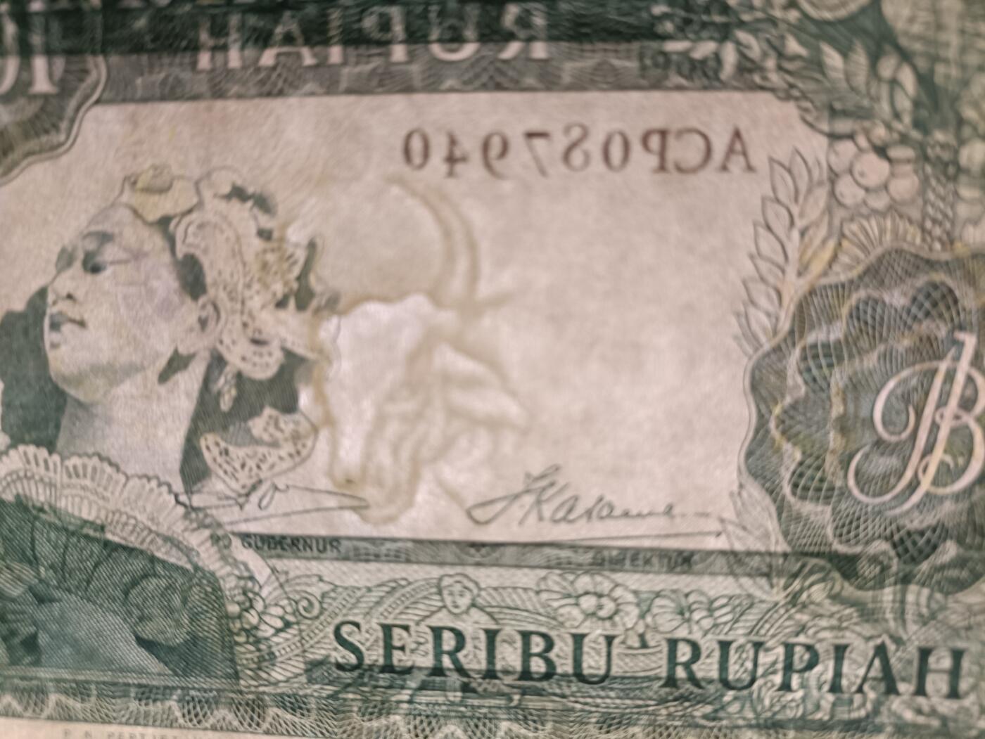 2025十一月第一期，总199期 印度尼西亚1960版1000卢比流通好品XF，少见水牛水印错版偏移，苏加诺总统和民族舞蹈，稀有面值