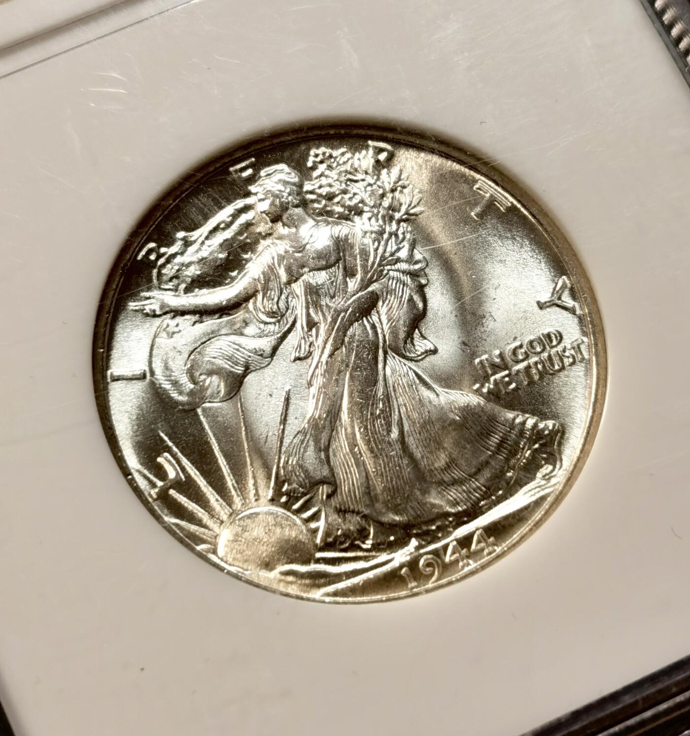 甄臻铺-世界币章拍卖（第37期），送拍享返佣金等优惠多多 NGC-MS65 1944年美国行走女神半美元，小白盒子手感好