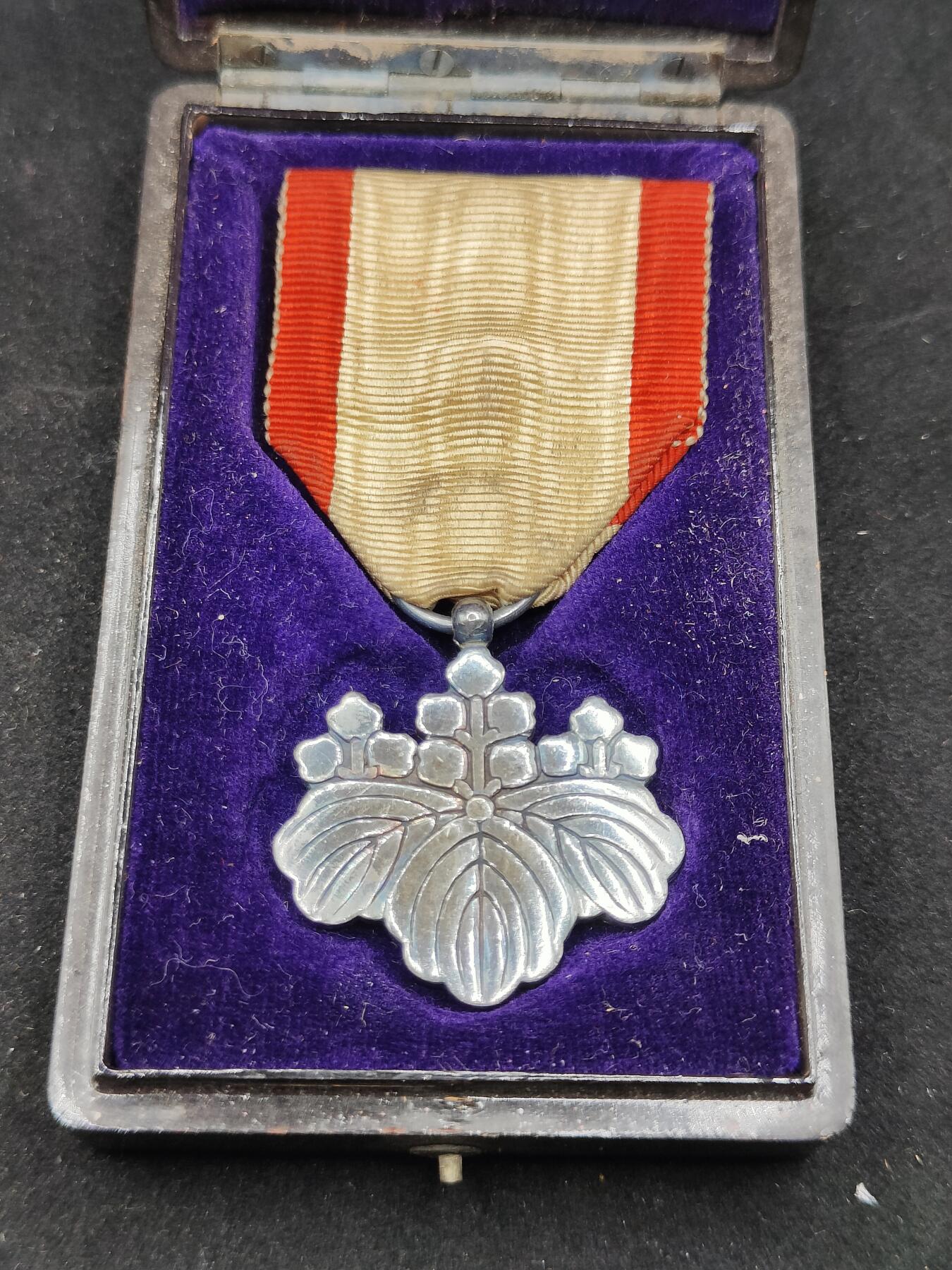 0元起拍勋章 第306期 咸鱼国勋章拍卖专场 11月2日（周日）下午6：00开始 稀少棕色漆木盒 明治时期白叶章银制带盒