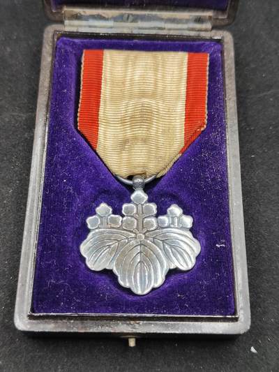 0元起拍勋章 第306期 咸鱼国勋章拍卖专场 11月2日（周日）下午6：00开始 - 稀少棕色漆木盒 明治时期白叶章银制带盒