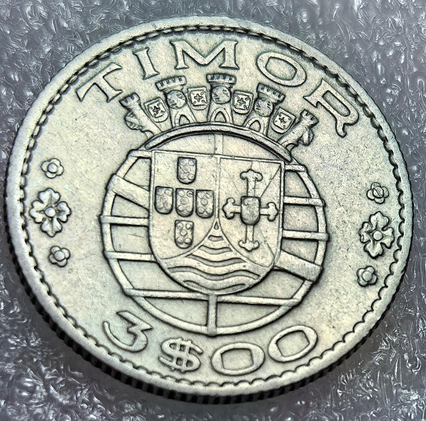 埃及、德属东非、匈牙利、葡萄牙、沙俄古银币古铜币，周五晚上九点倒数截拍，满百包邮，可寄存半年，喜欢朋友微信扫描二维码可直接参拍 UNC品相东帝汶1958年3埃斯库多银币km14