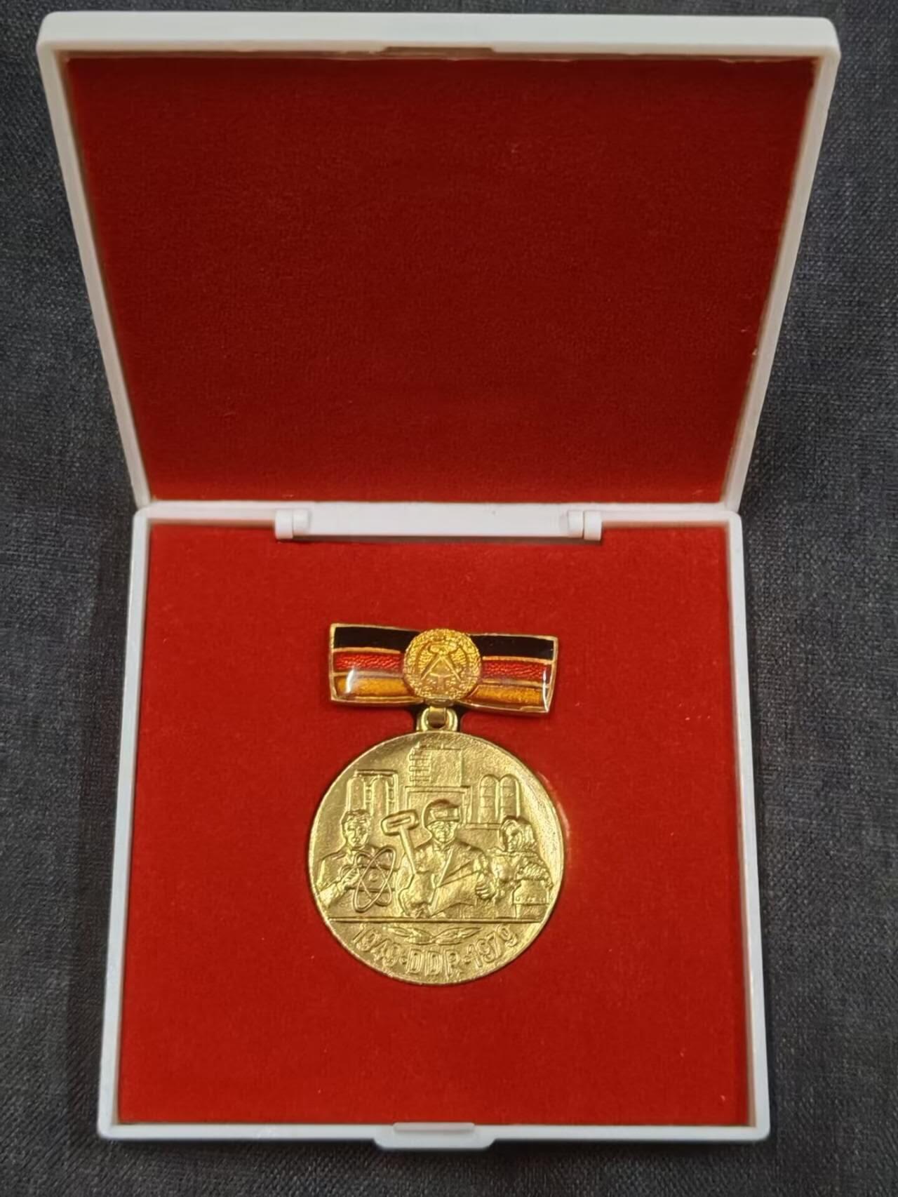 罗岚⭐爱藏⭐精品专拍第七场-分享拍场赚佣（周六有群拍，详细看简介） 民主德国建国四十年奖章带原盒 极品