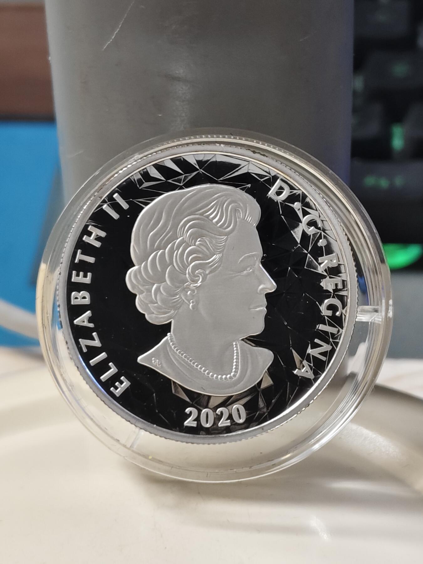 第180期拍卖【长期征集拍品】【北京币展专场】 加拿大2020年多边立体高浮雕动物系列猞猁1盎司纪念银币，9999银，发行2500枚，女王面G字母下面有点擦伤，边齿氧化