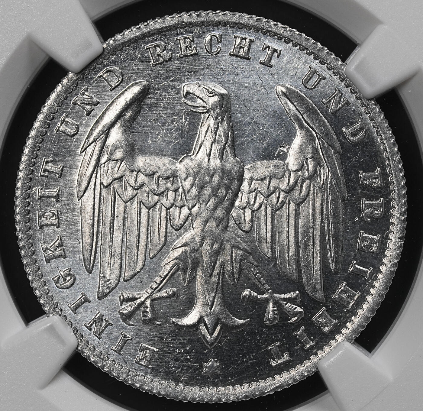 修遠堂世界钱币第九十一期 NGC评级 1923年魏玛政府200，500马克铝币两枚