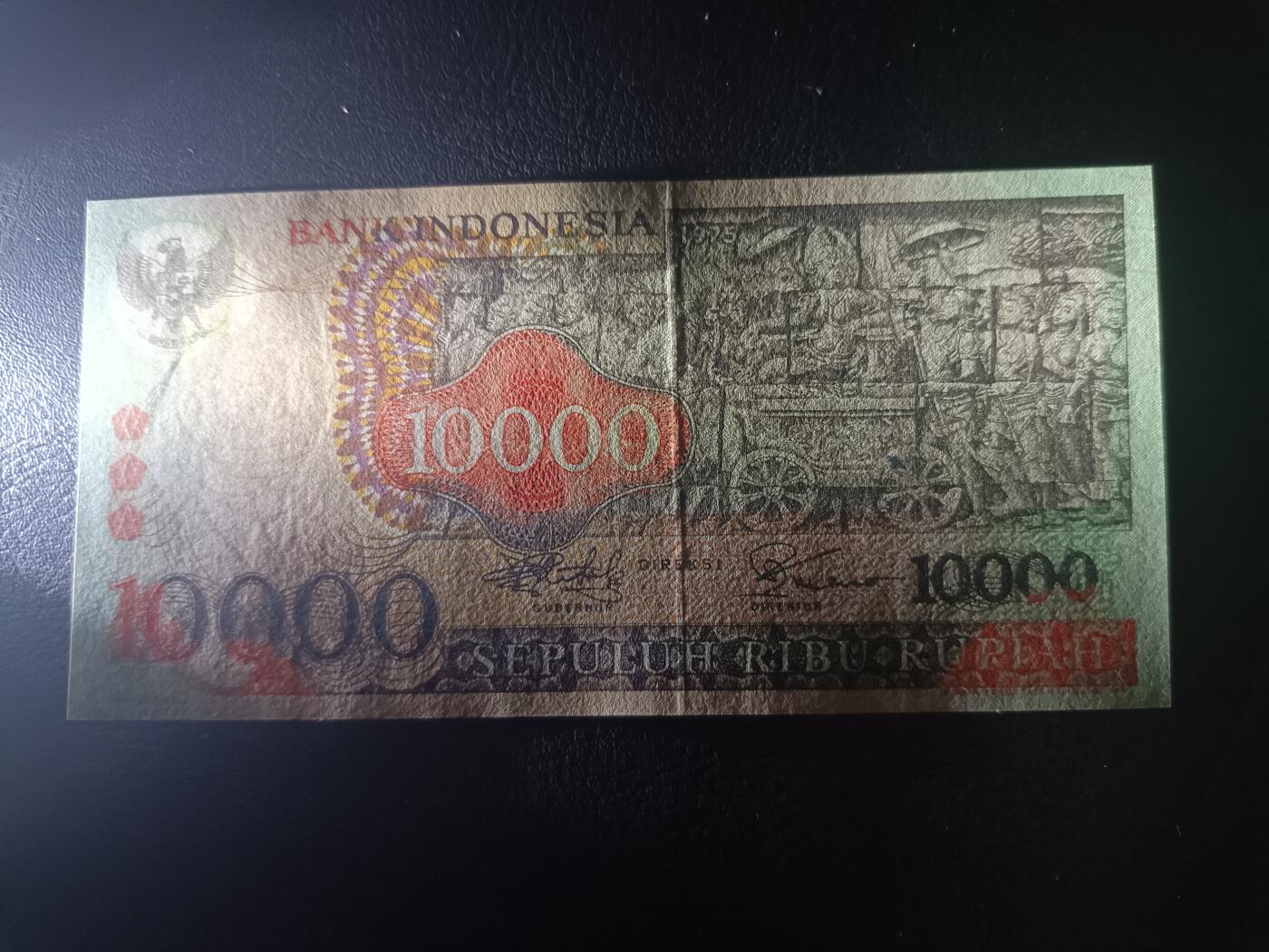 2025十一月第一期，总199期 印度尼西亚1975版10000卢比AUNC，佛塔浮雕和传统工艺面具，此版本最大面值