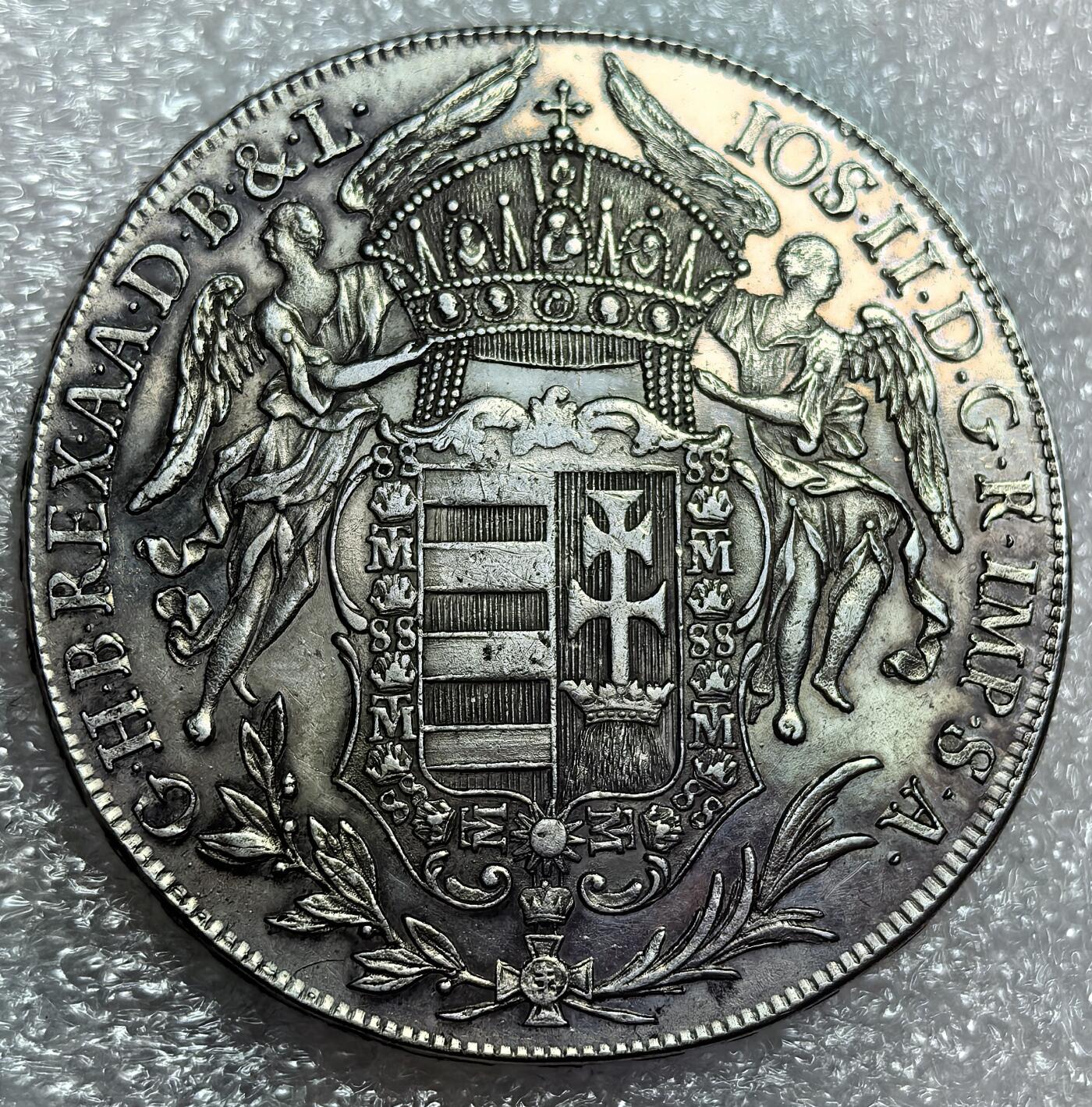 埃及、德属东非、匈牙利、葡萄牙、沙俄古银币古铜币，周五晚上九点倒数截拍，满百包邮，可寄存半年，喜欢朋友微信扫描二维码可直接参拍 少见好品相匈牙利1783年1泰勒大银币，km395