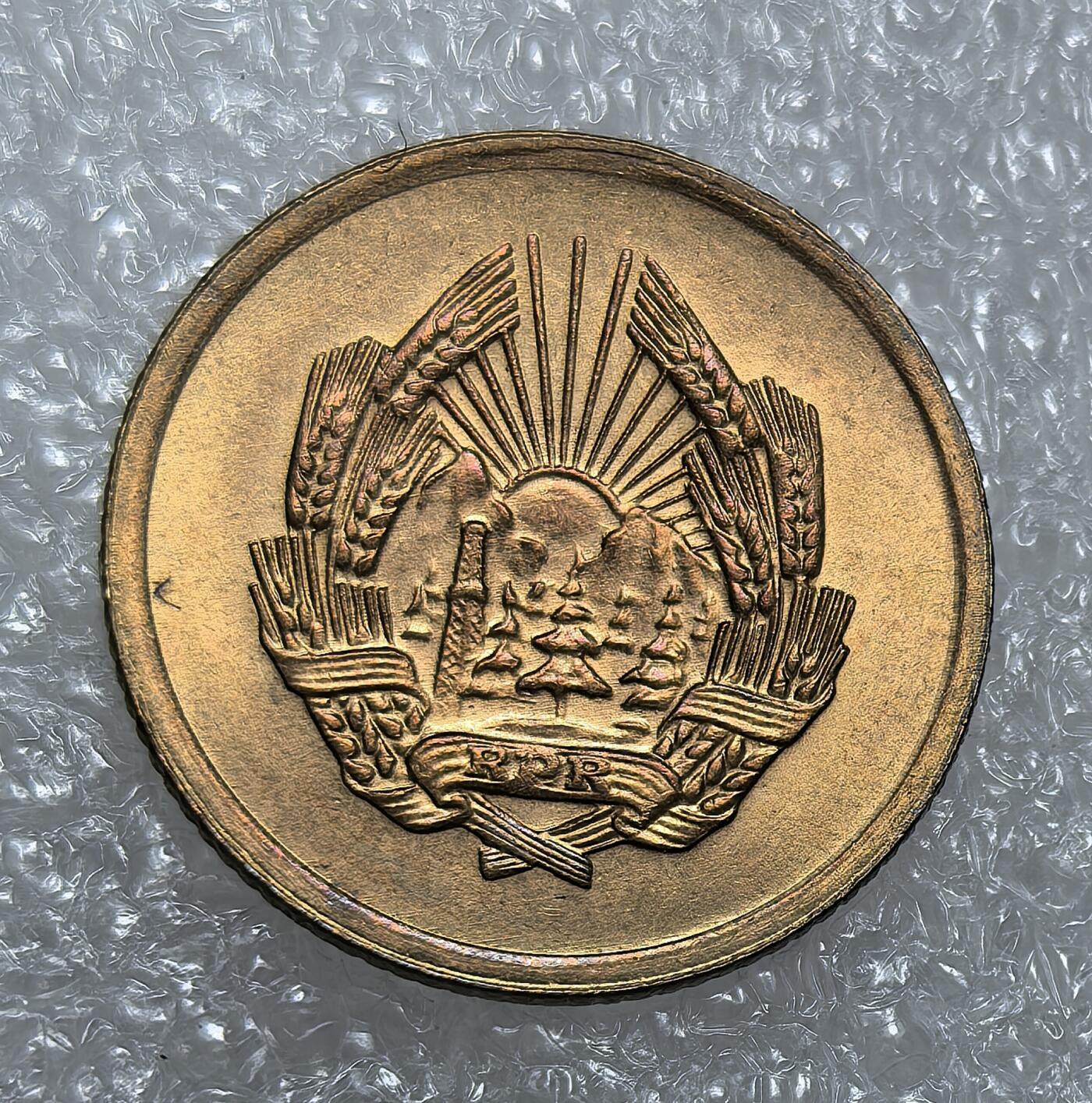 埃及、德属东非、匈牙利、葡萄牙、沙俄古银币古铜币，周五晚上九点倒数截拍，满百包邮，可寄存半年，喜欢朋友微信扫描二维码可直接参拍 全新罗马尼亚1952年1巴尼km81