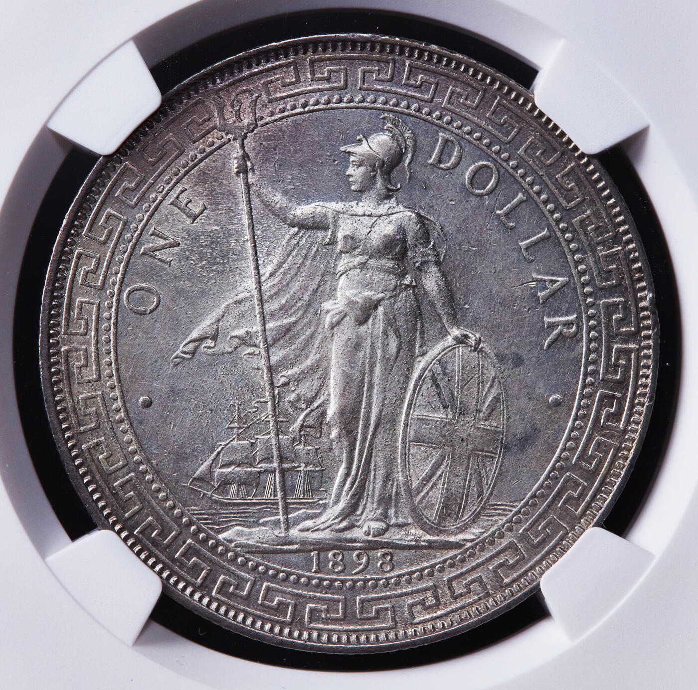 【俄甄集藏】2025年(044)11-12星期三晚 19:30 全场包邮 英国1898年维多利亚B版站洋1元贸易大银币，NGC UNCD，单面酱彩老包浆，转光品相