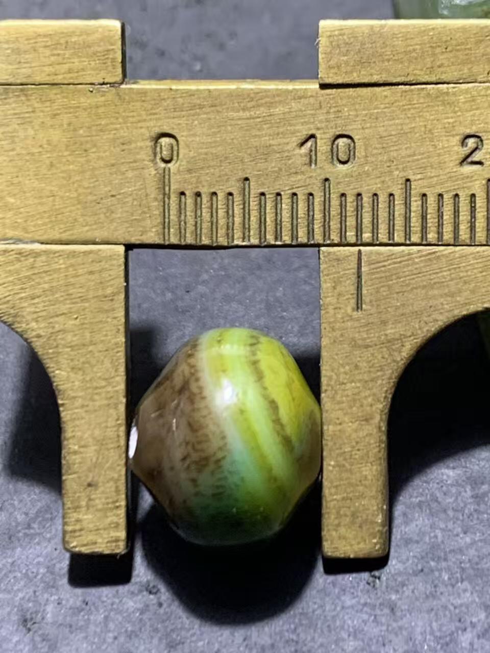 精美高玉化缠丝玛瑙随形碟珠一颗