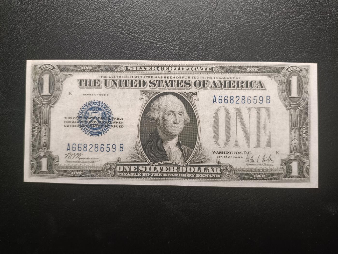 2025十一月第一期，总199期 美国1928B年版银币券1元流通好品XF长号无47，背面因为其扭曲的字体俗称“滑稽1元”
