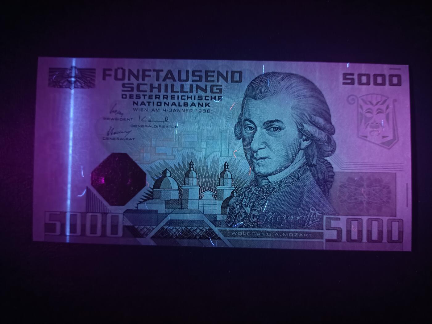 2025十一月第一期，总199期 奥地利1988版5000先令UNC-，作为经典的奥地利加入欧元区前倒数第二版本的最大面值被众多藏家关注，正面是著名音乐家莫扎特，而背面是奥地利国家歌剧院和经典的吹笛雕塑，整张钞票不仅是以艺术气息而出名，也因为其巨大的面值价值而被人追捧