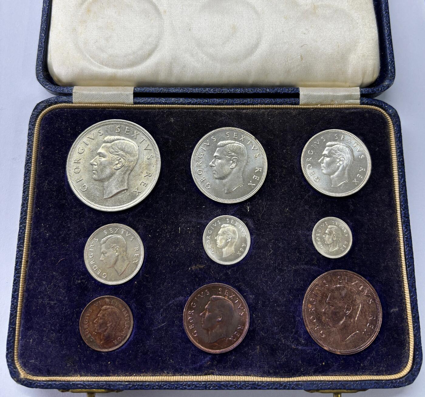 【雨安】【世界币章112-113期】周五/周六 两场连拍 2025-10-31 周五 19:30 保真 8秒倒数自动落锤 高效拍卖  [现代套币] South Africa 南非套币 1952年