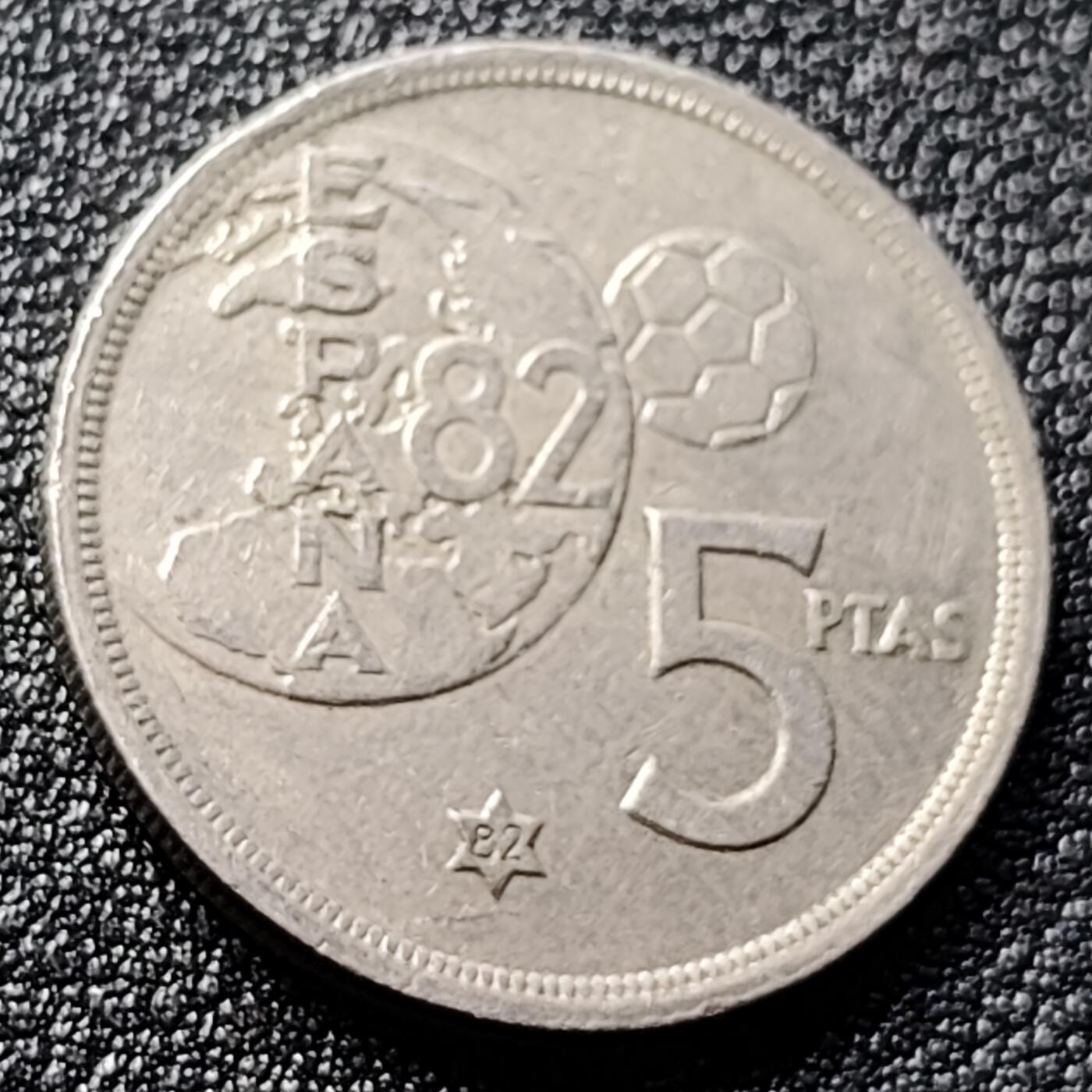 泉币菌-第121场-精品福利场 82足球纪念币 胡安一世 西班牙5比塞塔铜镍硬币 23.0毫米 5.5克