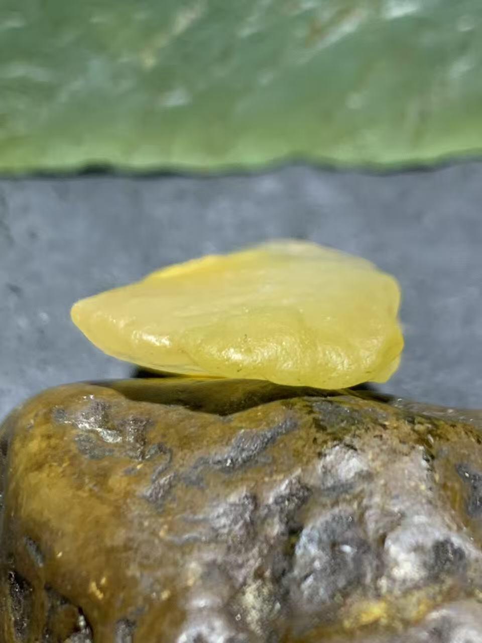 放福利！精美天然高玉化冰皮鸡油黄糖心阿拉善玛瑙原石一颗，