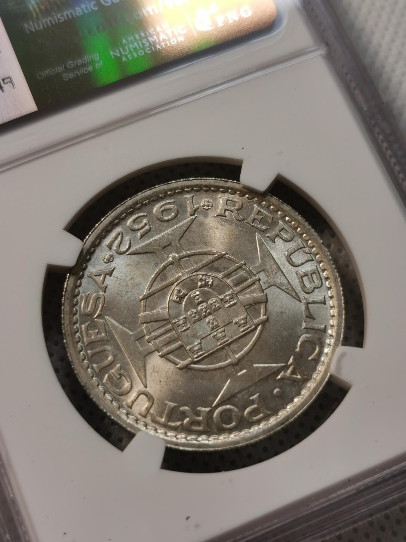 甄臻铺-世界币章拍卖（第37期），送拍享返佣金等优惠多多 NGC-MS65 1952年澳门首发伍圆高分卷拆2枚一组