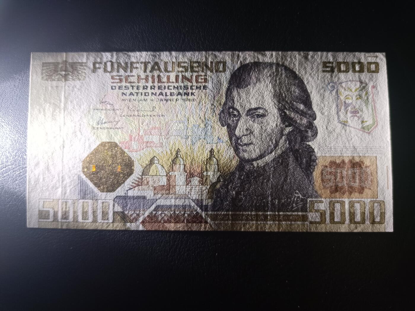 2025十一月第一期，总199期 奥地利1988版5000先令UNC-，作为经典的奥地利加入欧元区前倒数第二版本的最大面值被众多藏家关注，正面是著名音乐家莫扎特，而背面是奥地利国家歌剧院和经典的吹笛雕塑，整张钞票不仅是以艺术气息而出名，也因为其巨大的面值价值而被人追捧