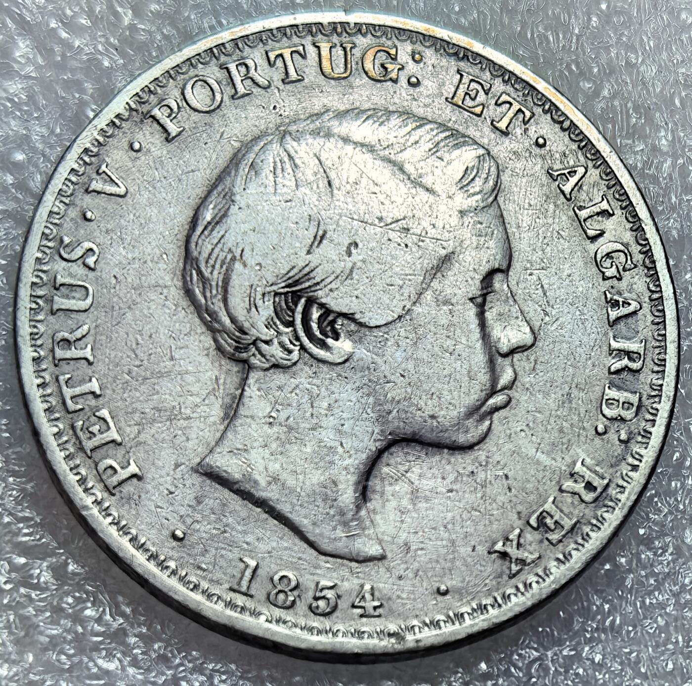 埃及、德属东非、匈牙利、葡萄牙、沙俄古银币古铜币，周五晚上九点倒数截拍，满百包邮，可寄存半年，喜欢朋友微信扫描二维码可直接参拍 稀有品种葡萄牙1854年500瑞斯小国王银币，Km492